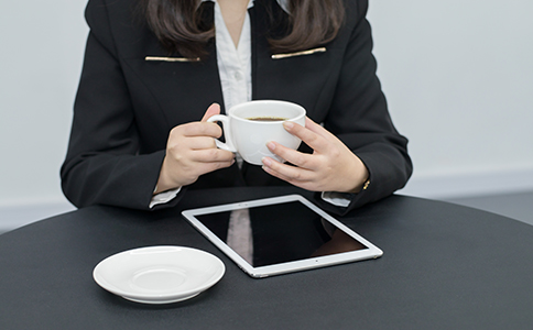 領取營業(yè)執(zhí)照后，需帶上營業(yè)執(zhí)照原件和法人代表身份證原件到特定單位印刻辦理備案。